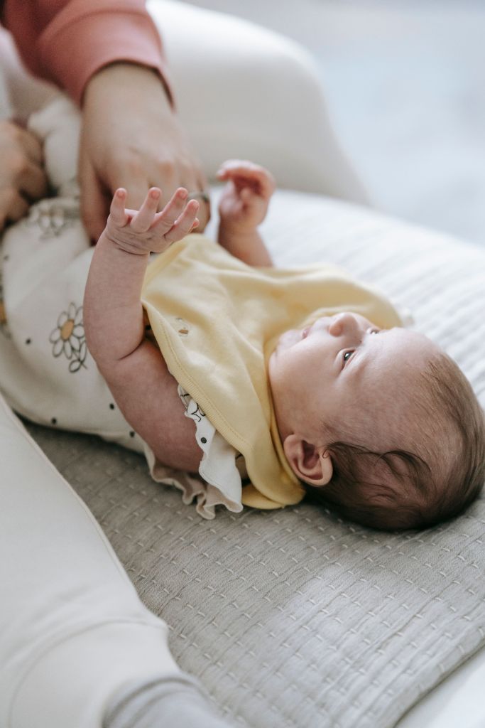 Bébé accompagné à domicile pendant un relais parental post-partum